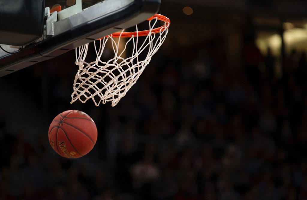Un ballon de basket NBA qui vient de rentrer dans un panier de basket. Cette photo illustre le pack de pronostics NBA