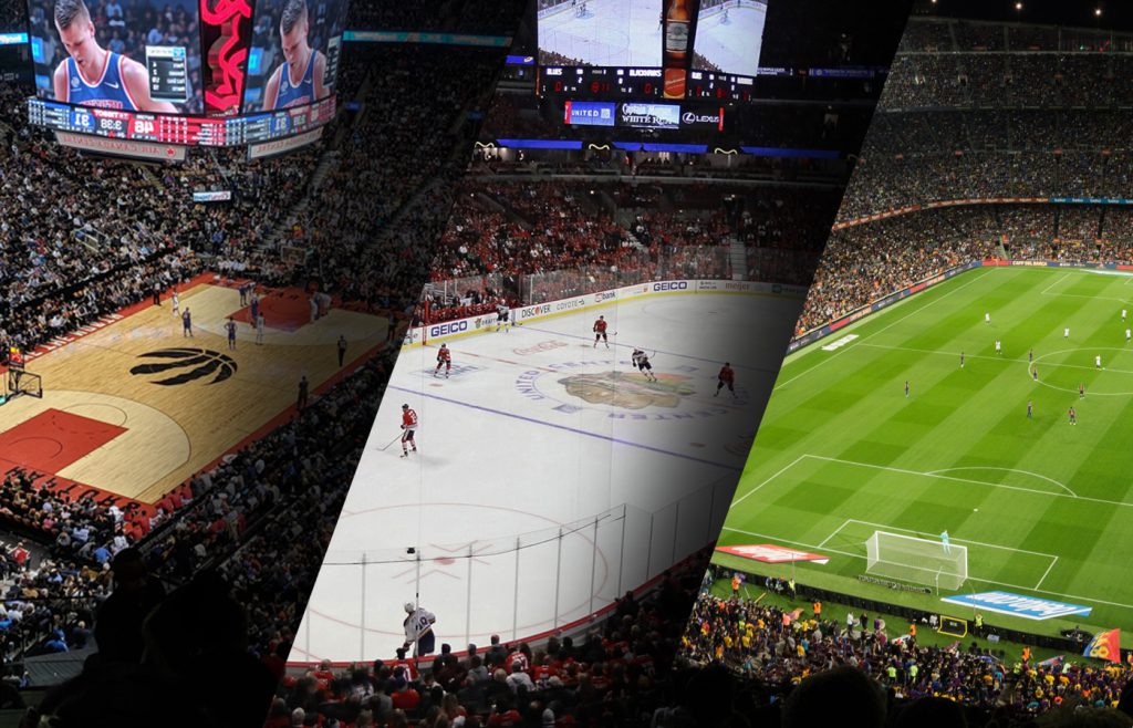 Un montage de trois salles de sports côte à côte. On peut y voir un terrain de hockey de la ligue NHL, un terrain de football, ainsi qu'un terrain de basket NBA.